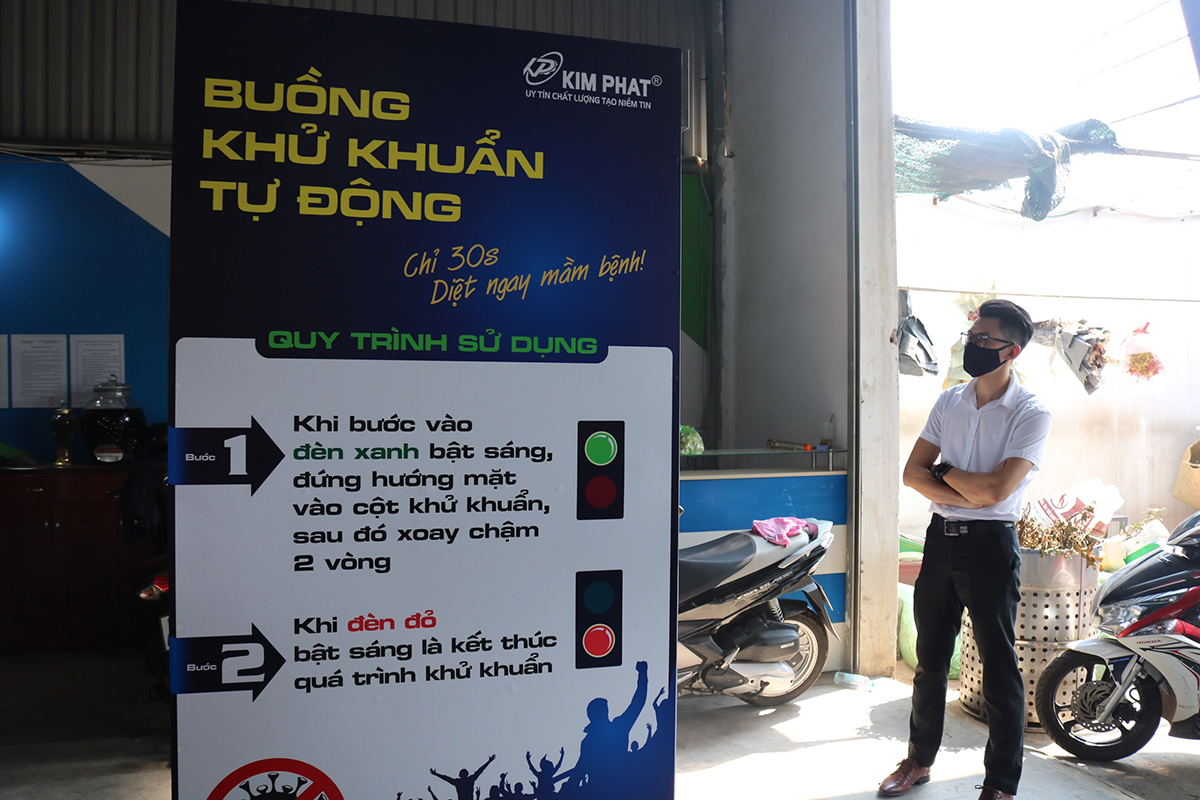 máy sát khuẩn toàn thân tự động