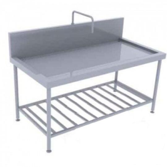 B&agrave;n inox c&oacute; v&ograve;i cấp nước